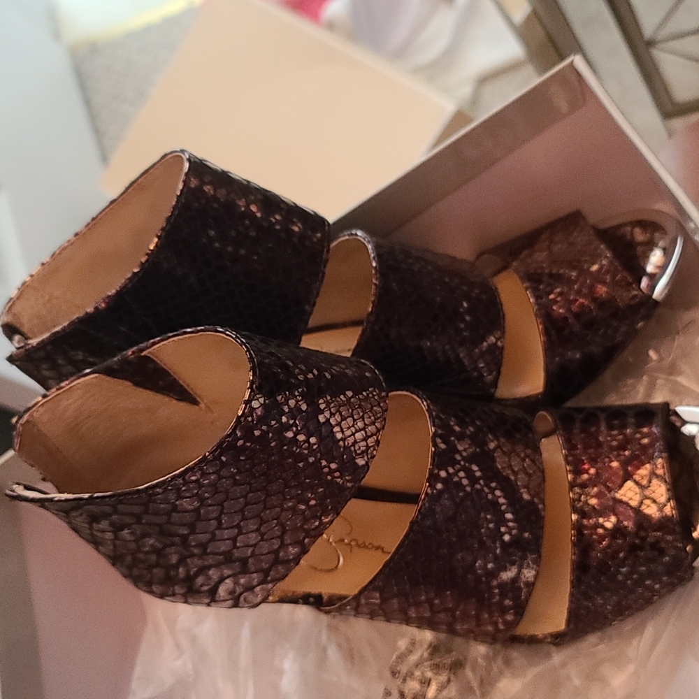 Sheos size 6 and a half. Never worn!! Bronze color